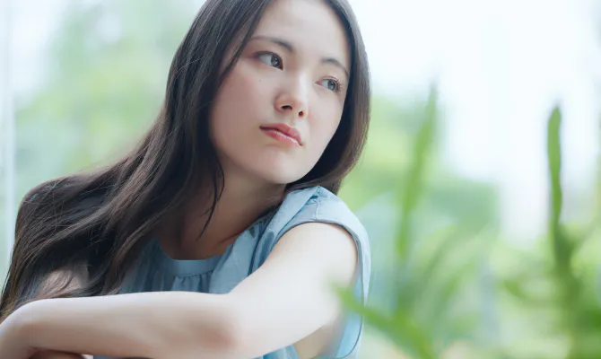 悩んでいる女性