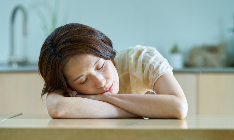 つっぷして眠る女性